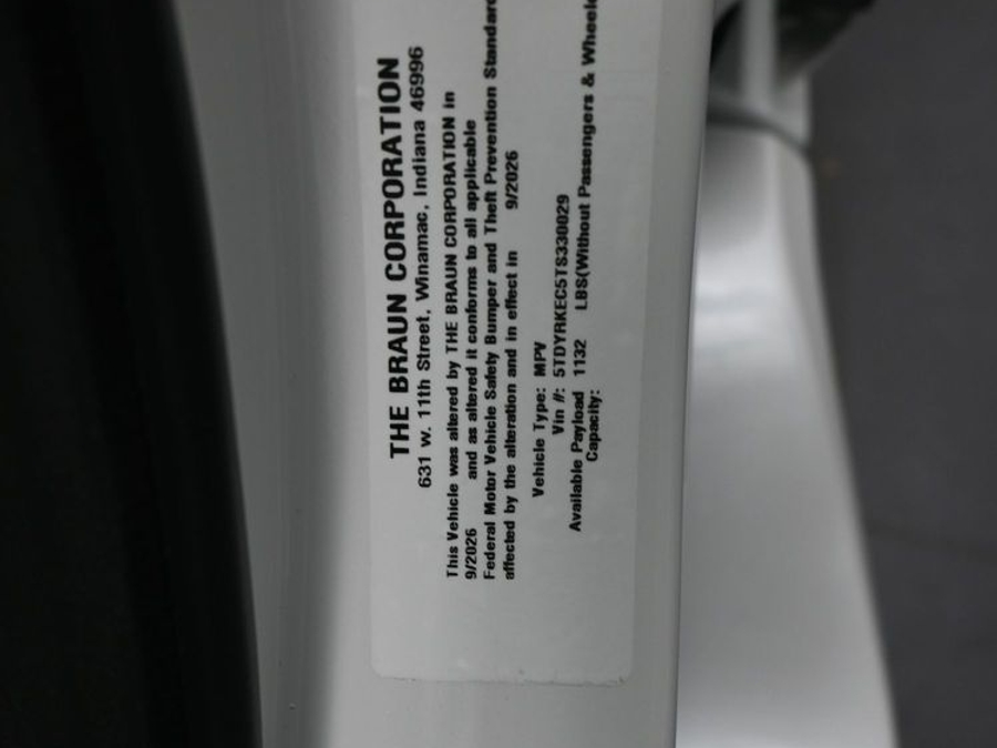White Toyota Sienna image number 20