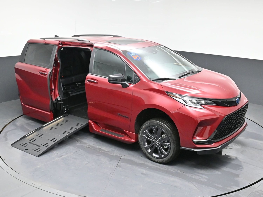 New 2025 Toyota Sienna Hybrid XSE Sport - BraunAbility Side Entry Entry Fold Out Automatic Ramp
