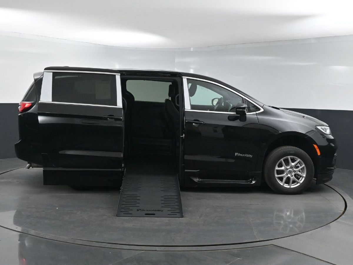 Black Chrysler Pacifica image number 7