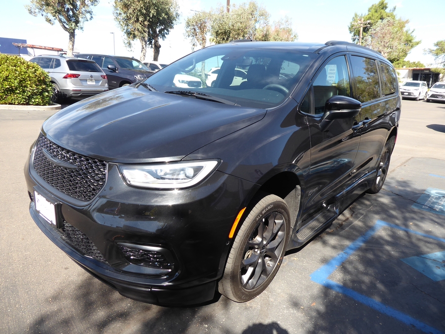 Used 2023 Chrysler Pacifica Touring L - BraunAbility Side Entry Fold Out Automatic Ramp