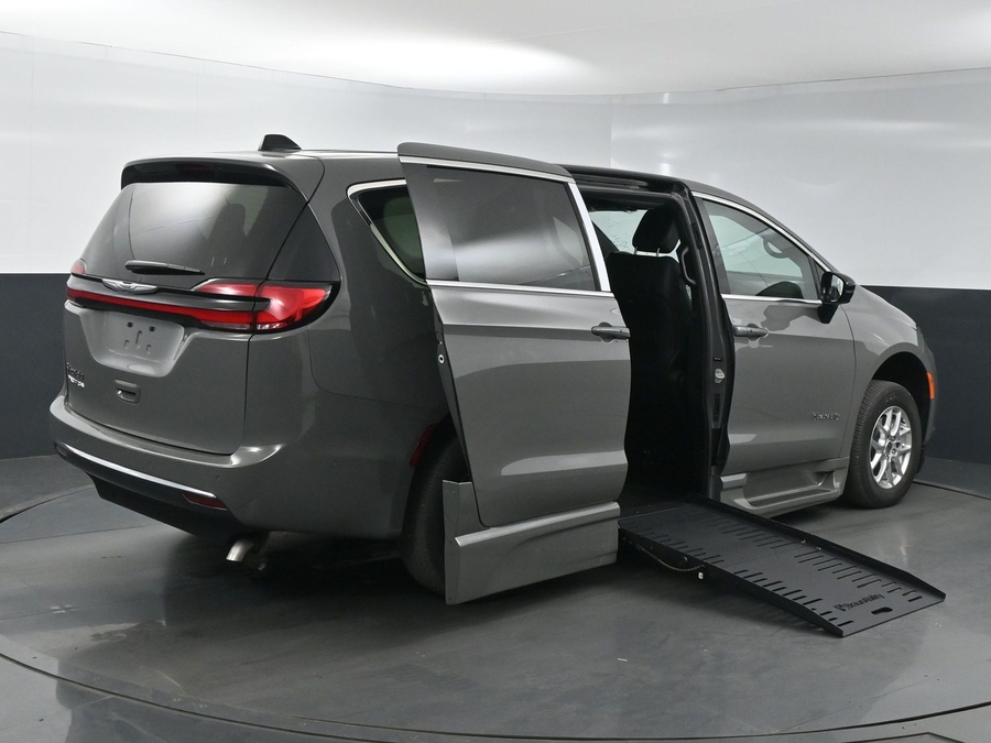 New 2025 Chrysler Pacifica Select Safety - BraunAbility Side Entry Entry Fold Out Automatic Ramp