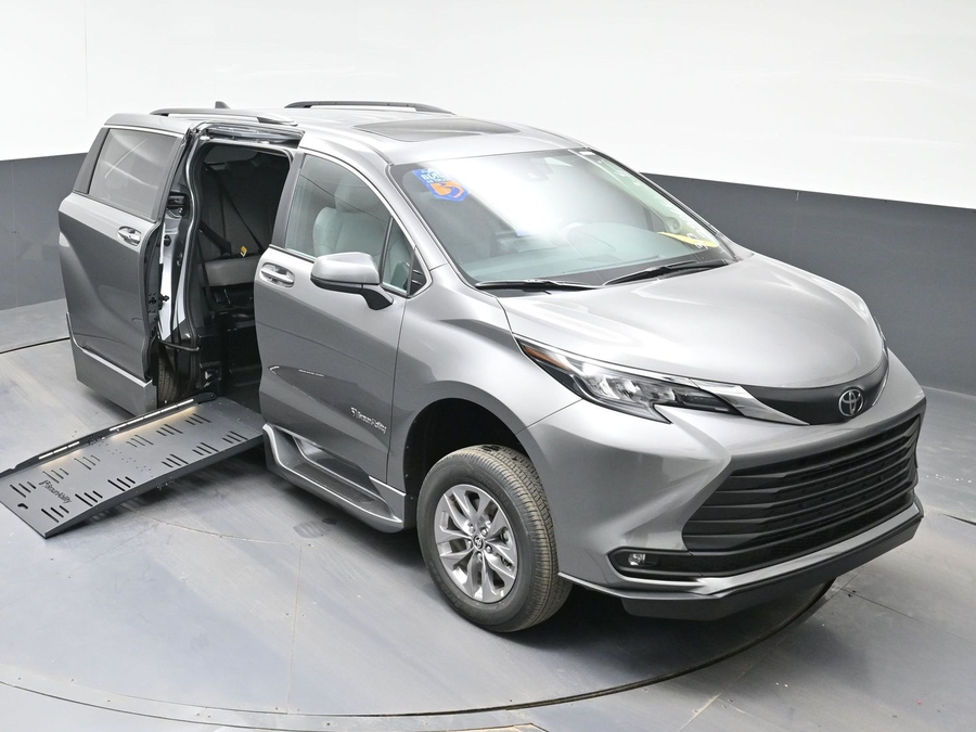 New 2026 Toyota Sienna Hybrid XLE Add - BraunAbility Side Entry Fold Out Automatic Ramp