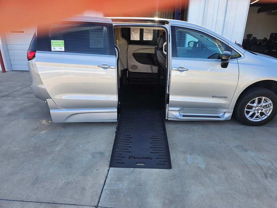 Silver Chrysler Pacifica image number 9