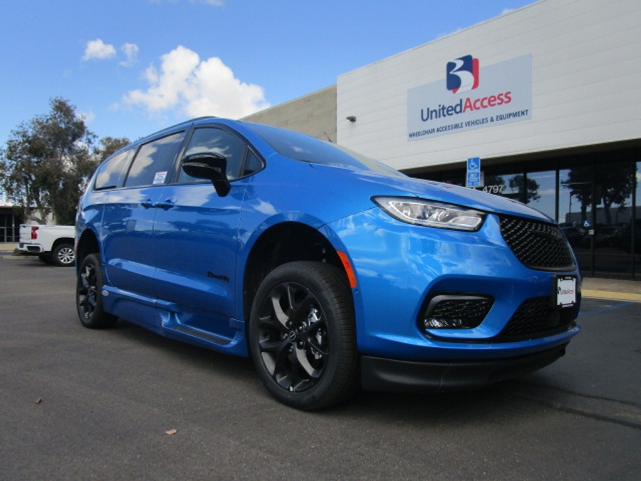 New 2026 Chrysler Pacifica Select Sport - BraunAbility Side Entry Entry In Floor Automatic Ramp