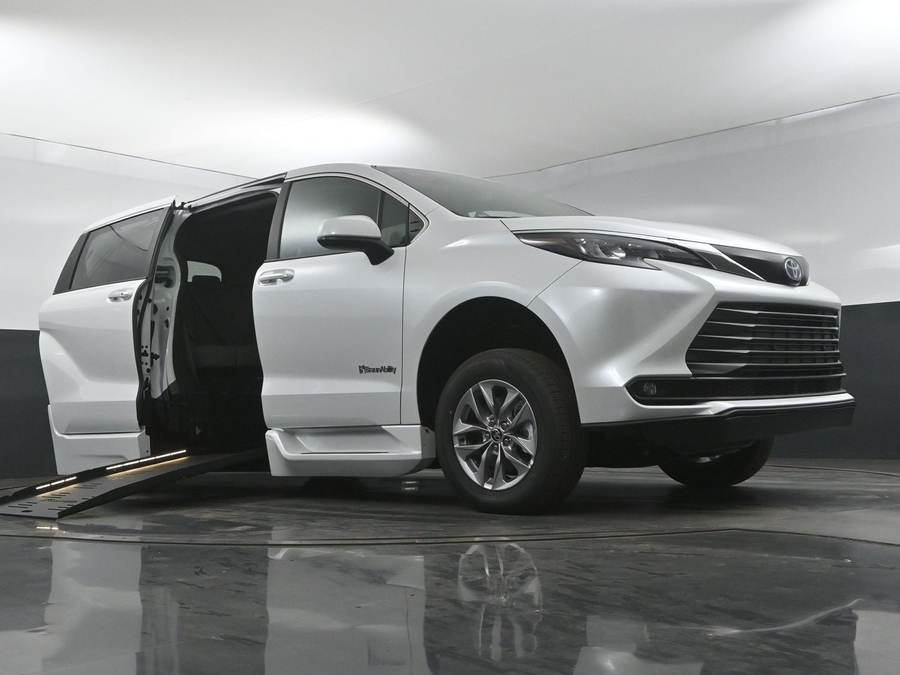 New 2025 Toyota Sienna Hybrid XLE Base - BraunAbility Side Entry Entry Fold Out Automatic Ramp
