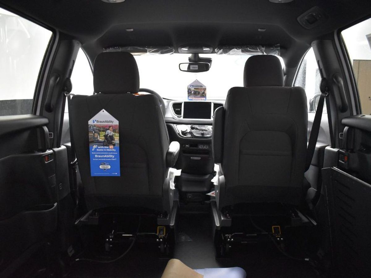 2024 Chrysler Pacifica Touring - Photo 8