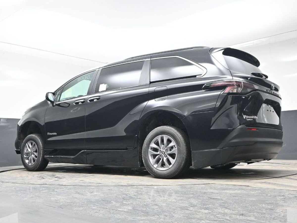 Black Toyota Sienna image number 20