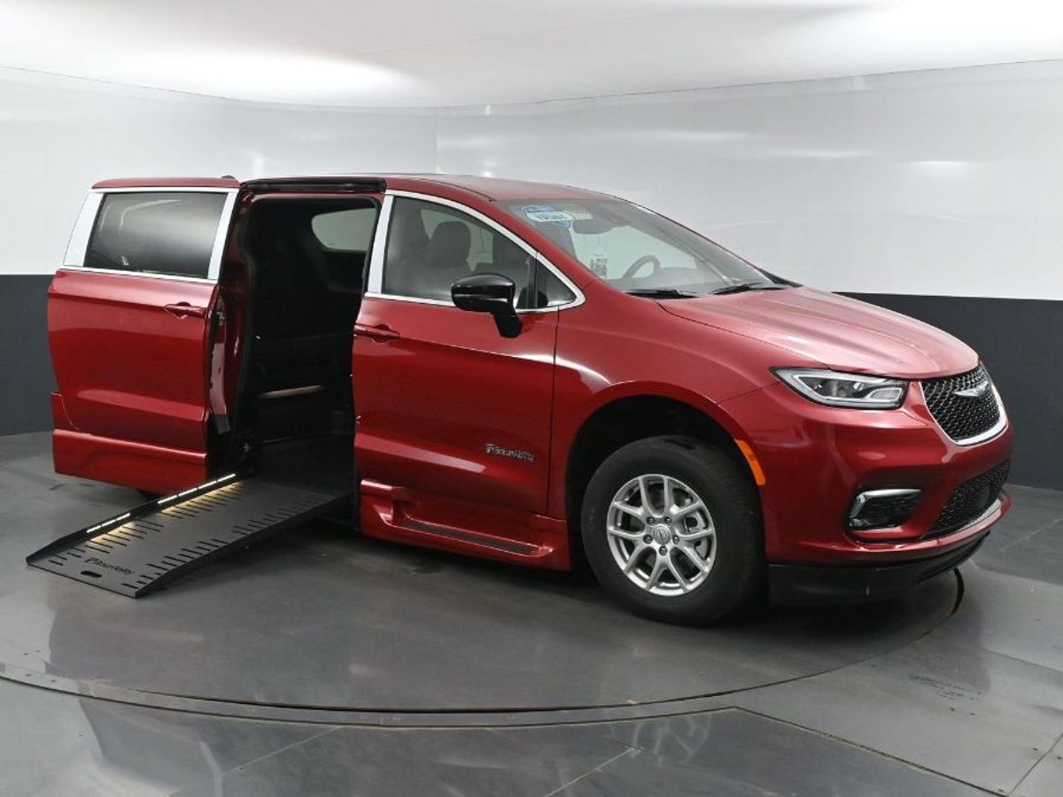 2025 CHRYSLER PACIFICA - Image 1