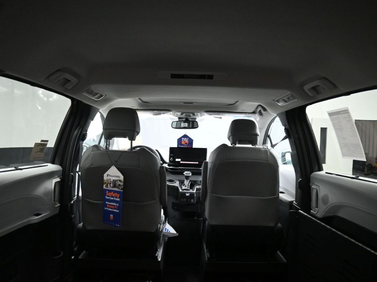Grey Toyota Sienna image number 14