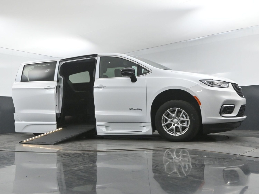 New 2025 Chrysler Pacifica Select Safety - BraunAbility Side Entry Entry In Floor Automatic Ramp