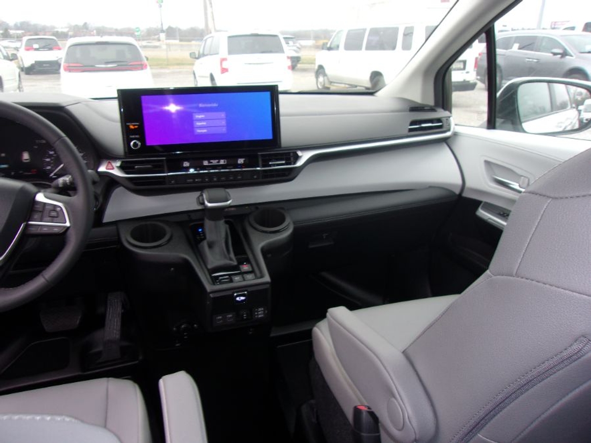 2025 TOYOTA SIENNA - Image 13