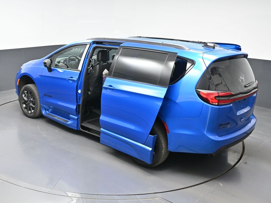 New 2026 Chrysler Pacifica Select Sport - BraunAbility Side Entry Entry Fold Out Automatic Ramp
