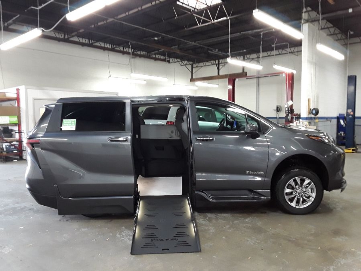 2025 TOYOTA SIENNA - Image 2