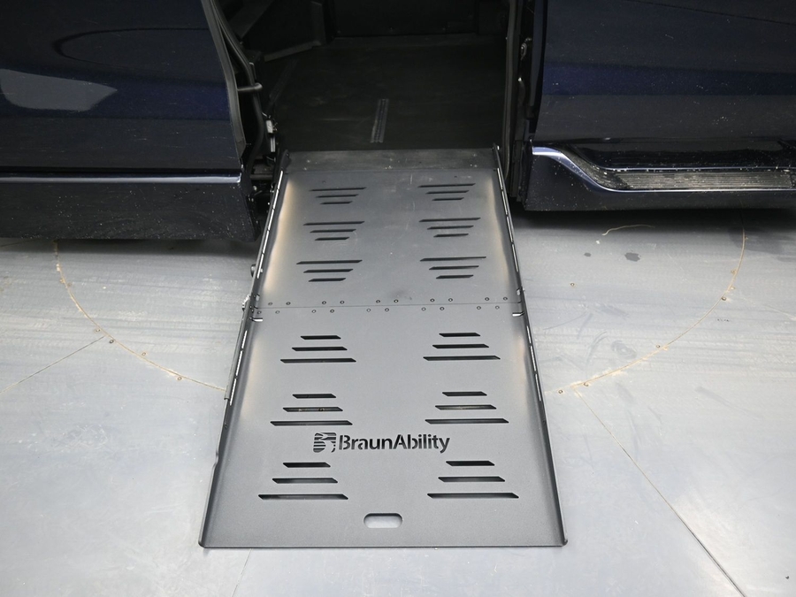 New 2026 Toyota Sienna Hybrid XLE Base - BraunAbility Side Entry Entry Fold Out Automatic Ramp