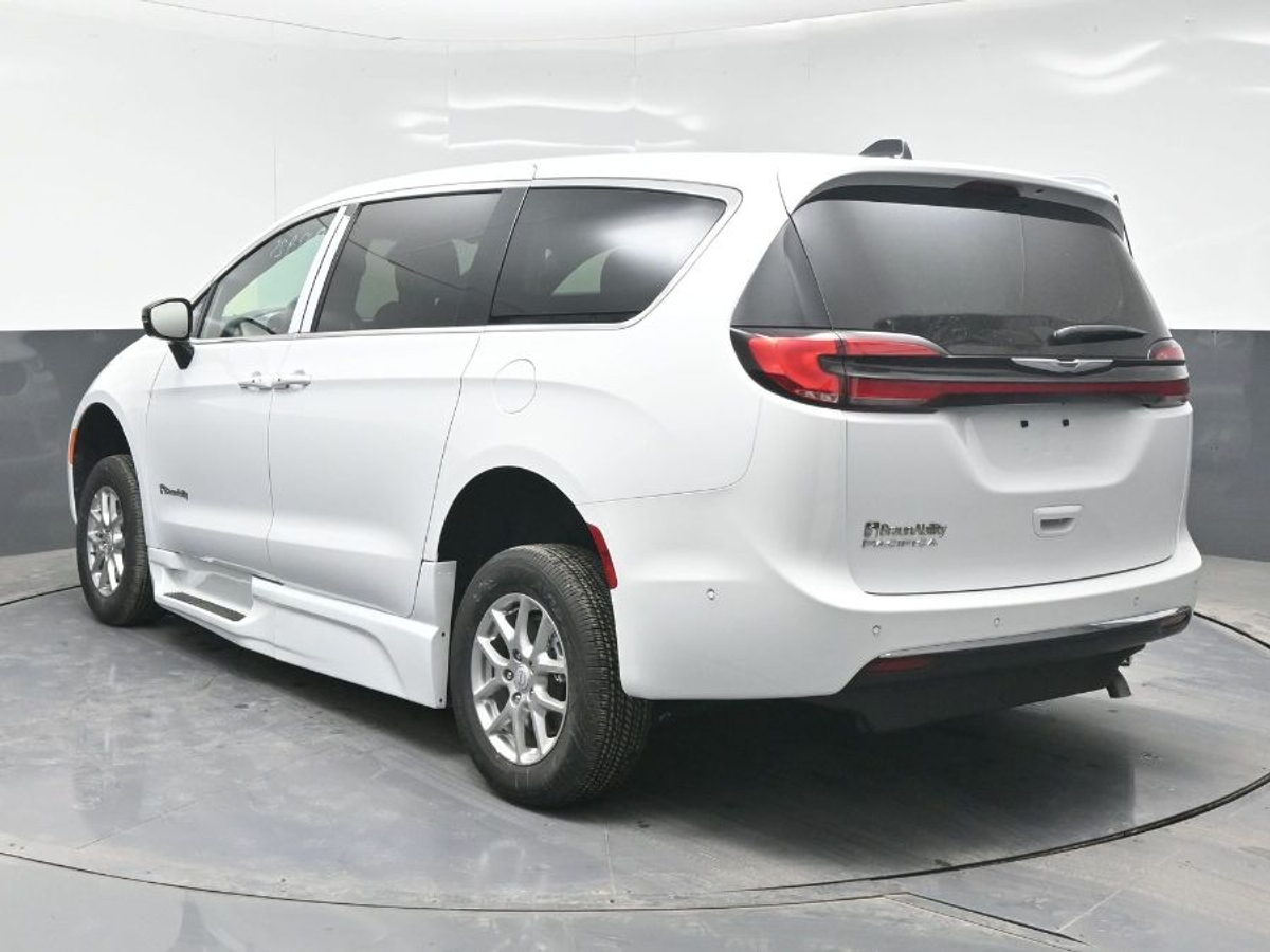 White Chrysler Pacifica image number 4