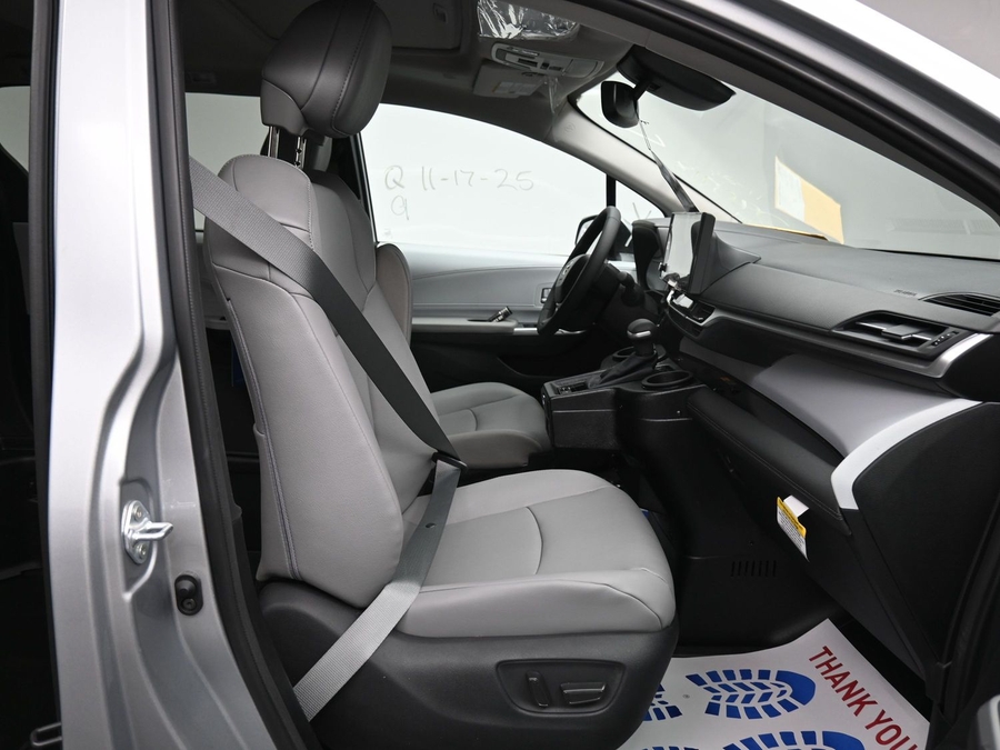 New 2025 Toyota Sienna Hybrid XLE Base - BraunAbility Side Entry Entry Fold Out Automatic Ramp