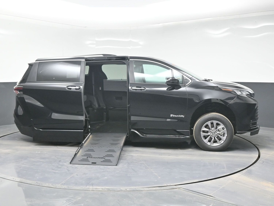 Black Toyota Sienna image number 7