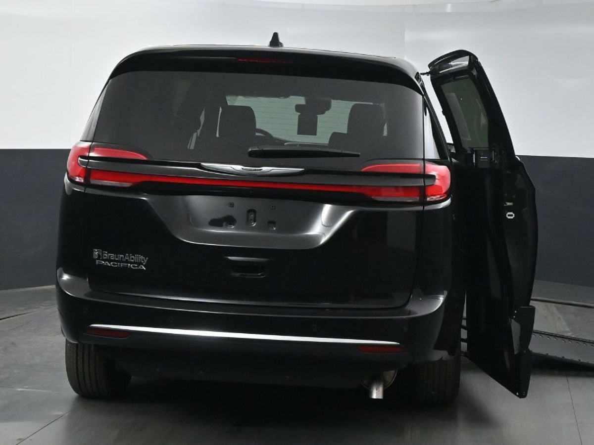 Black Chrysler Pacifica image number 5