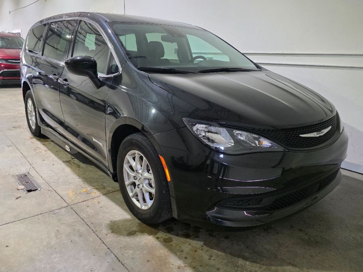 Black Chrysler Voyager image number 1