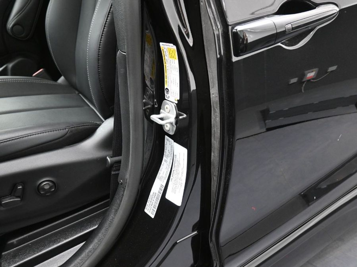 Black Chrysler Pacifica image number 16