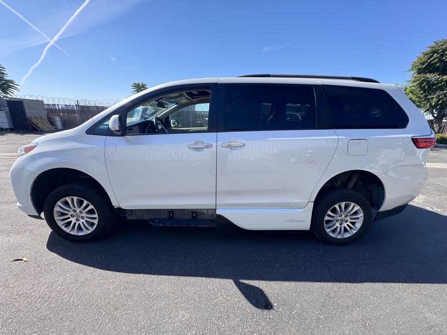  Toyota Sienna image number 7