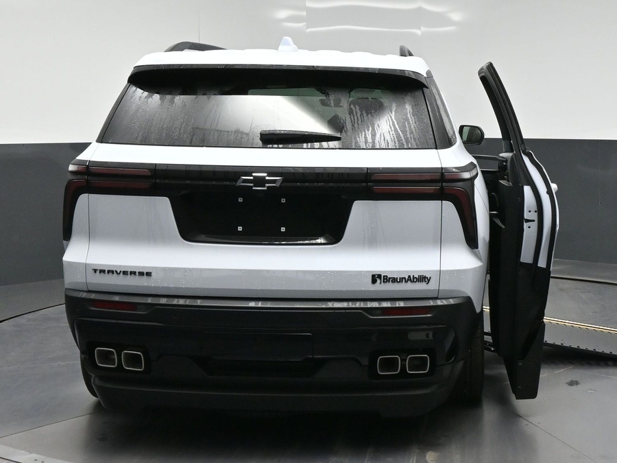 New 2026 Chevrolet Traverse 1LT Midnight - BraunAbility Side Entry In Floor Automatic Ramp