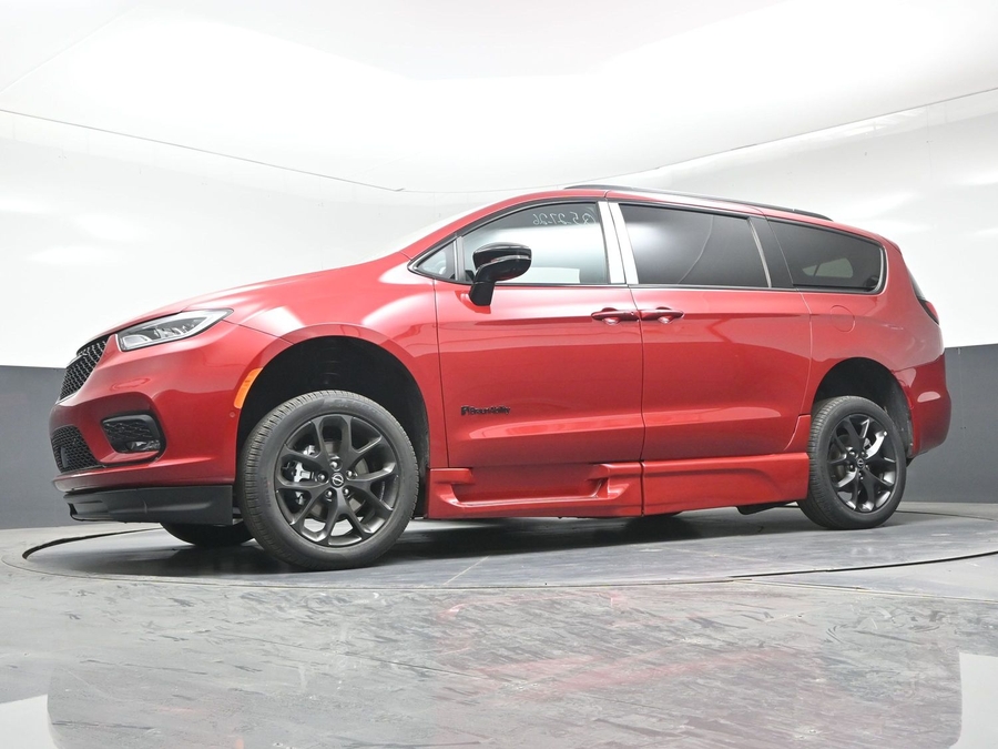 New 2026 Chrysler Pacifica Select Sport - BraunAbility Side Entry Entry In Floor Automatic Ramp