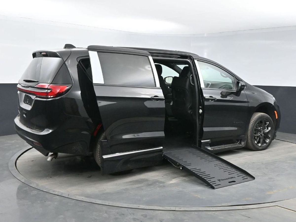 Black Chrysler Pacifica image number 23