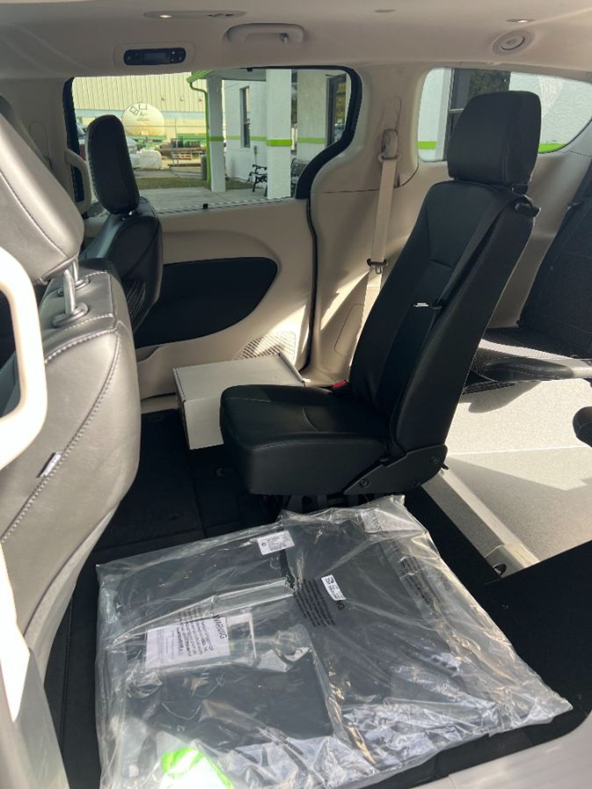 Grey Chrysler Pacifica image number 10