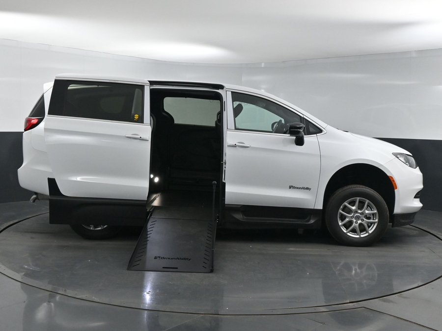 New 2025 Chrysler Voyager LX w MID ROW SEAT - BraunAbility Commercial Side Entry In Floor Manual Ramp