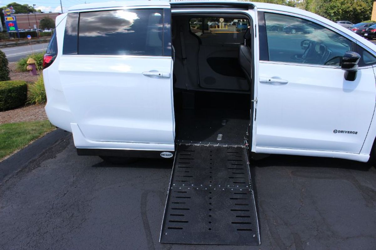 2024 CHRYSLER PACIFICA - Image 8