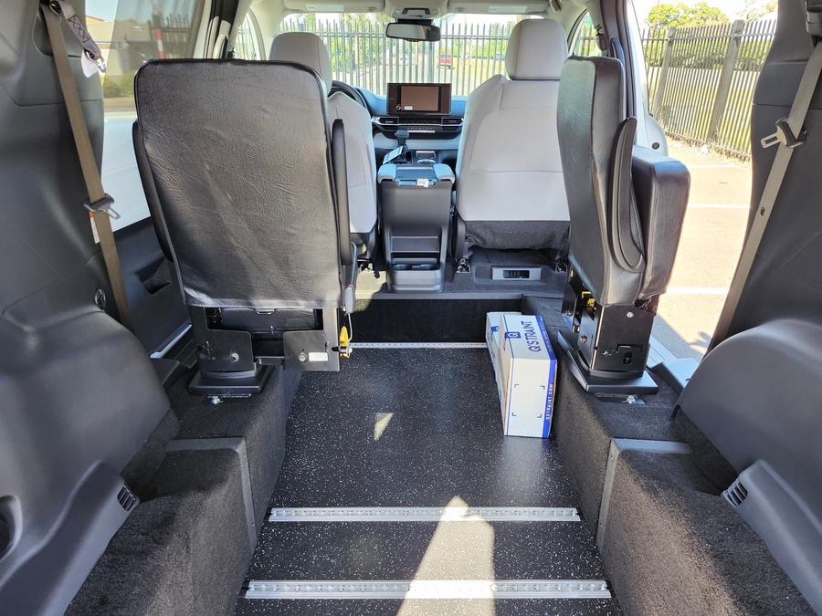 New 2026 Toyota Sienna Hybrid LE w swivel 2nd row - Vantage Mobility Commercial Rear Entry Fold Out Manual Ramp