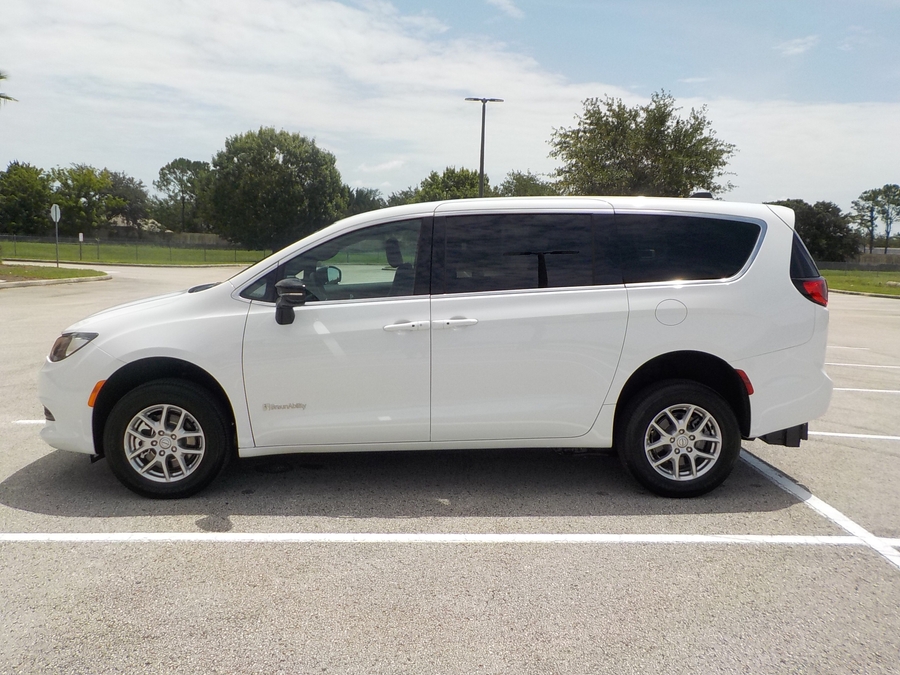 White Chrysler Voyager image number 25