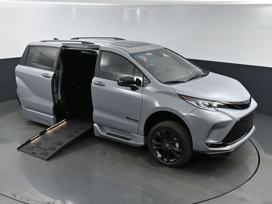 New 2025 Toyota Sienna Hybrid XSE - BraunAbility Side Entry Entry Fold Out Automatic Ramp