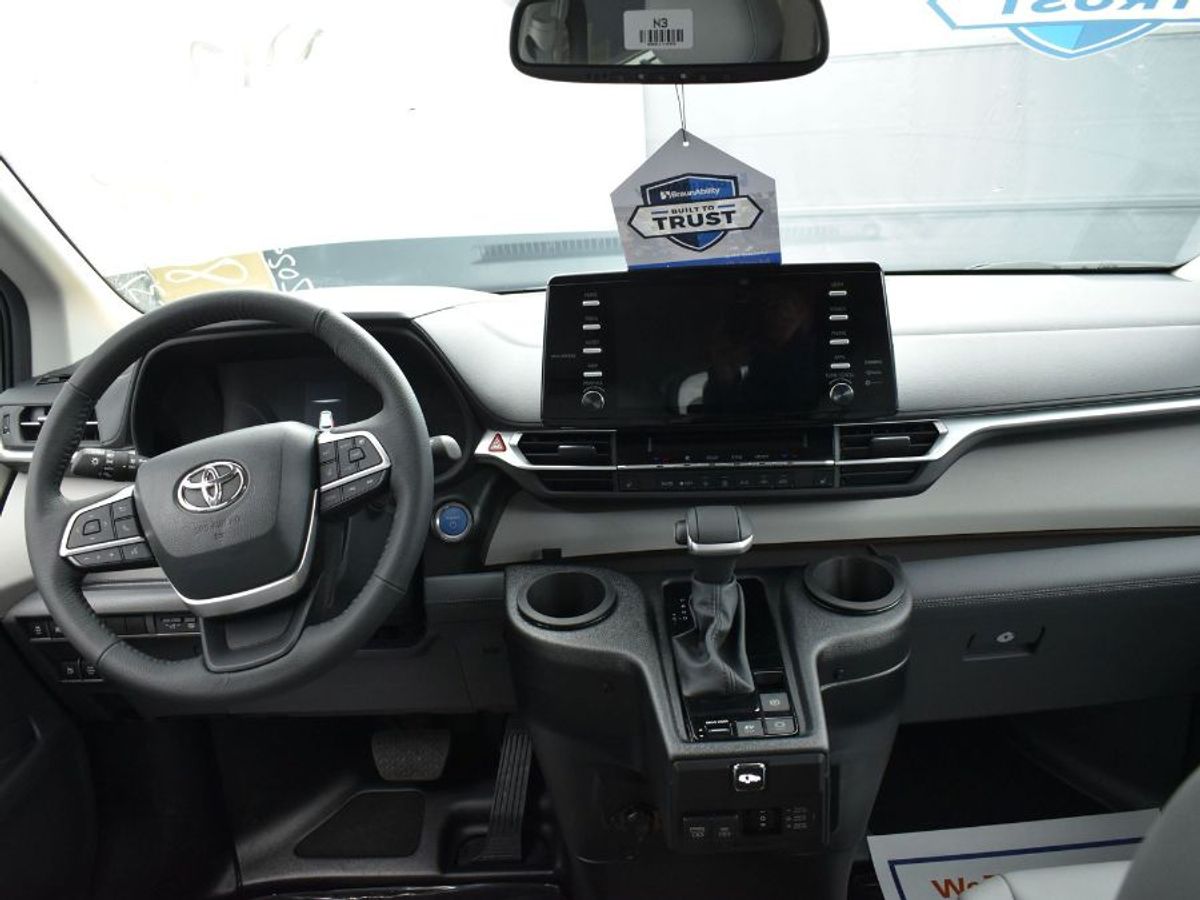 2024 TOYOTA SIENNA - Image 3