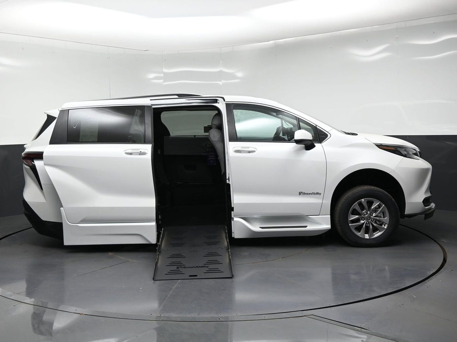 New 2026 Toyota Sienna Hybrid XLE Base - BraunAbility Side Entry Fold Out Automatic Ramp