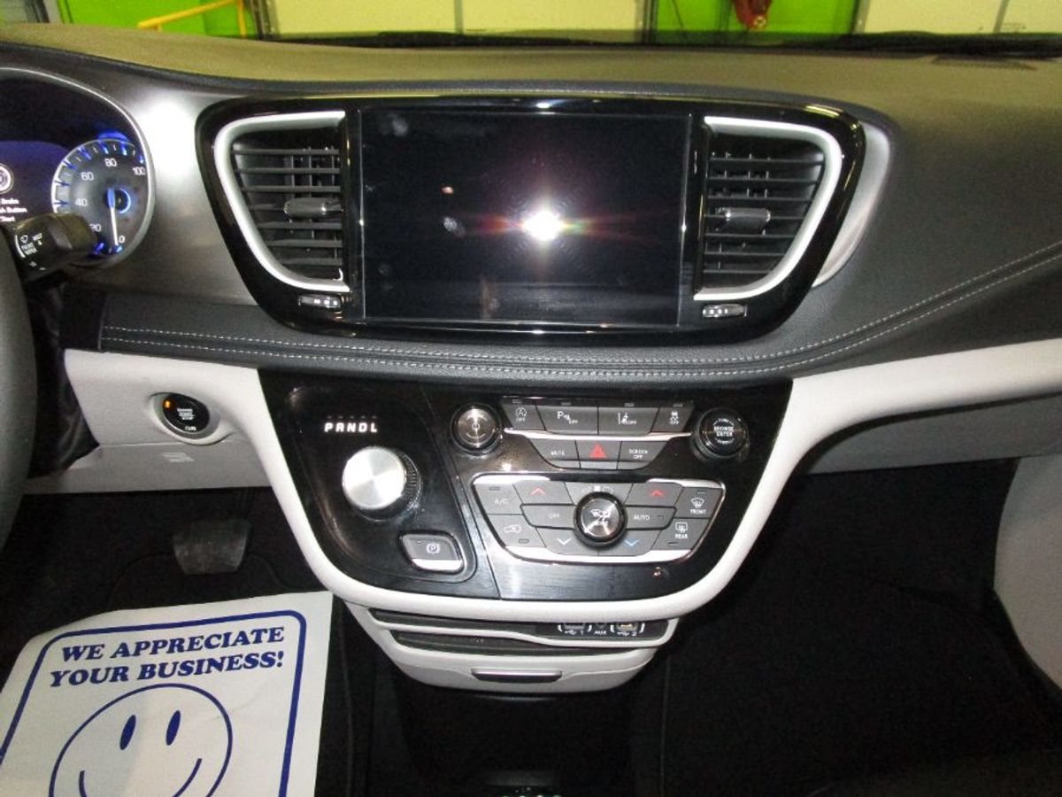 Blue Chrysler Pacifica image number 11