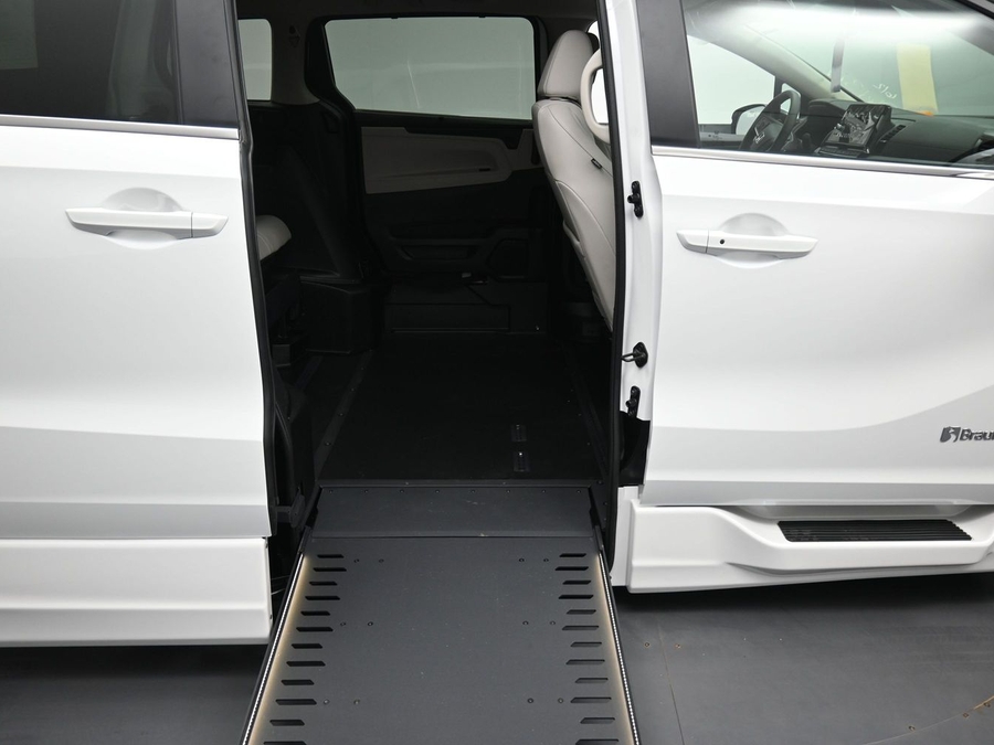 White Honda Odyssey image number 11
