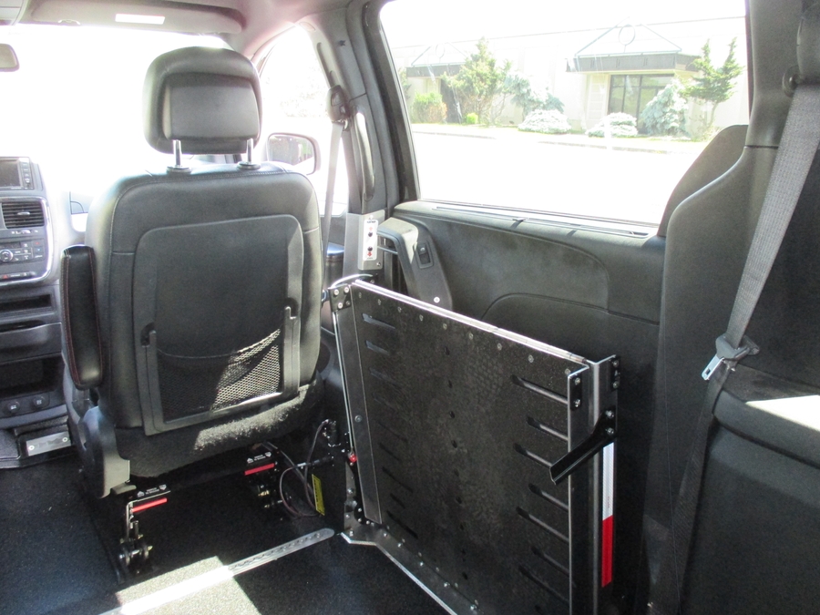 Red Dodge Grand Caravan image number 14