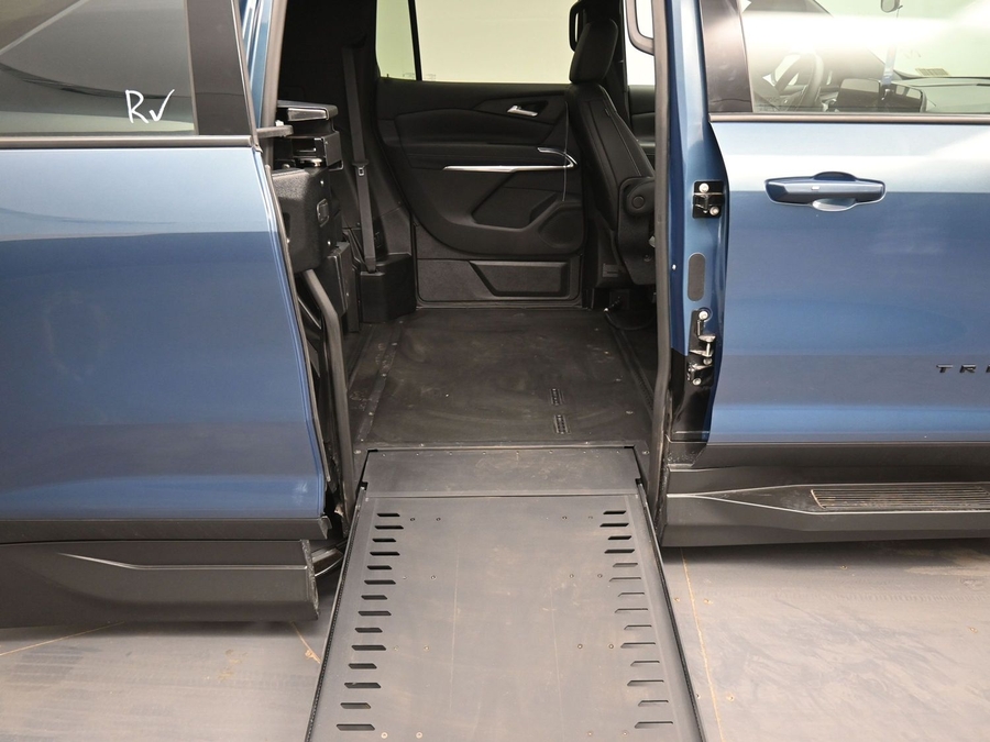 New 2025 Chevrolet Traverse 1LT Midnight - BraunAbility Side Entry Entry In Floor Automatic Ramp