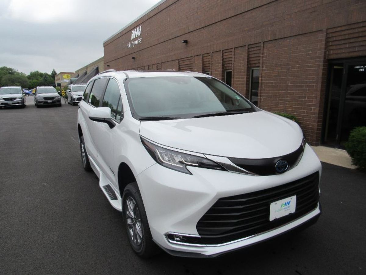 White Toyota Sienna image number 5