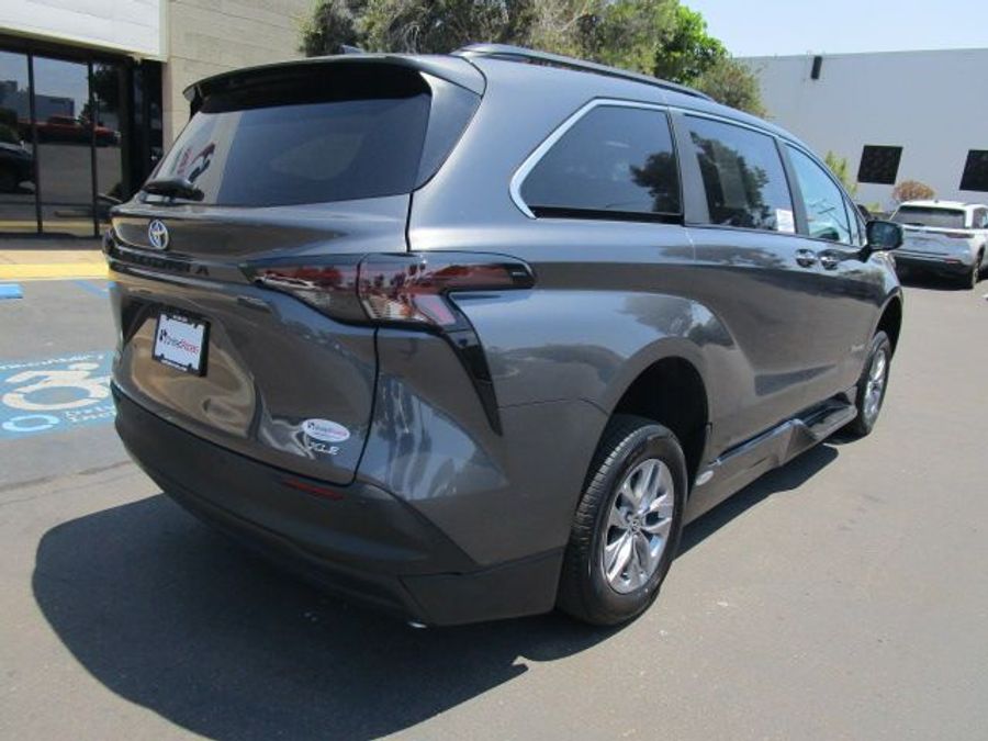 New 2025 Toyota Sienna Hybrid XLE Plus - BraunAbility Side Entry Entry In Floor Automatic Ramp