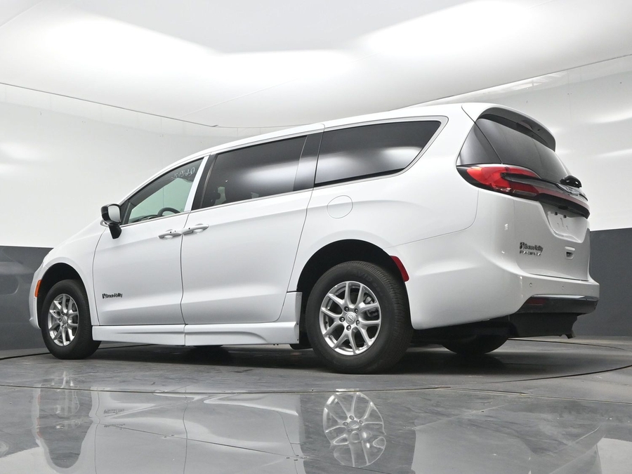 White Chrysler Pacifica image number 8