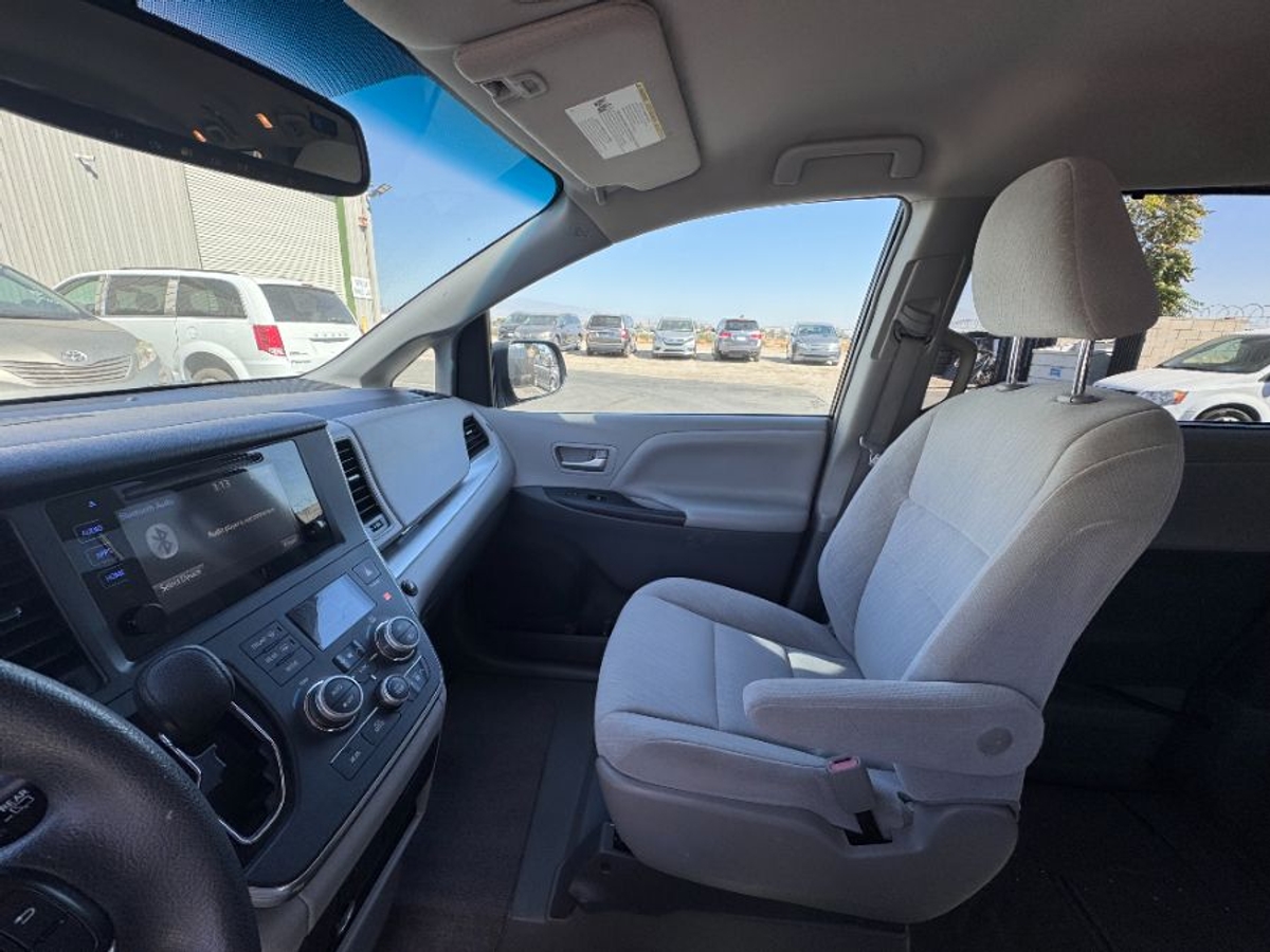 2017 TOYOTA SIENNA - Image 8