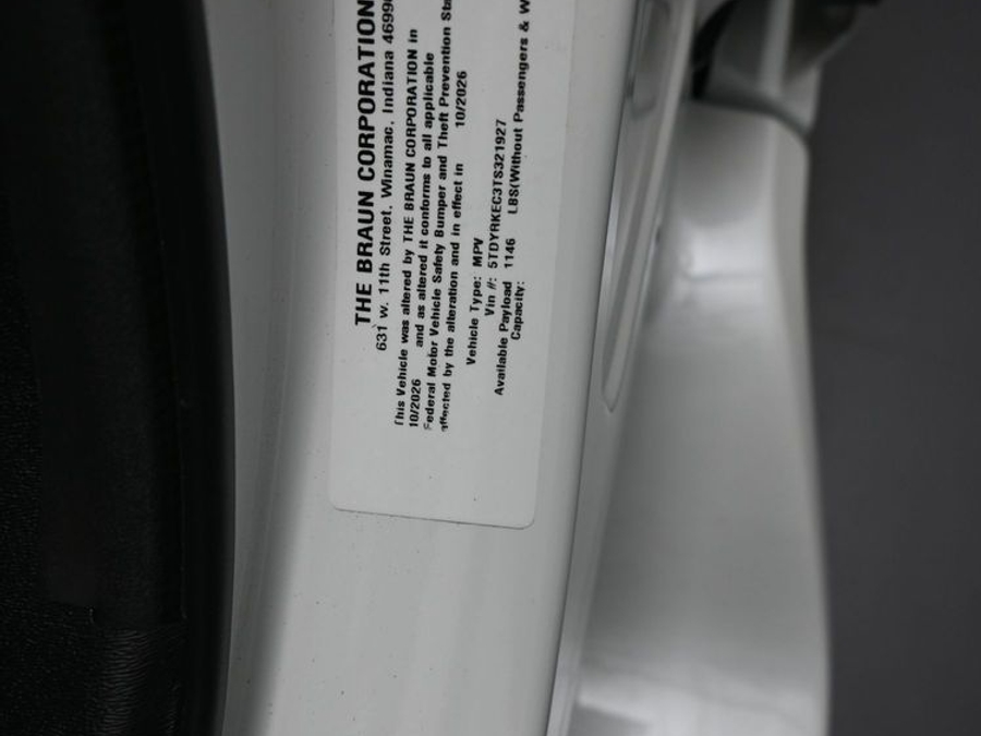 New 2026 Toyota Sienna Hybrid XLE Base - BraunAbility Side Entry Fold Out Automatic Ramp