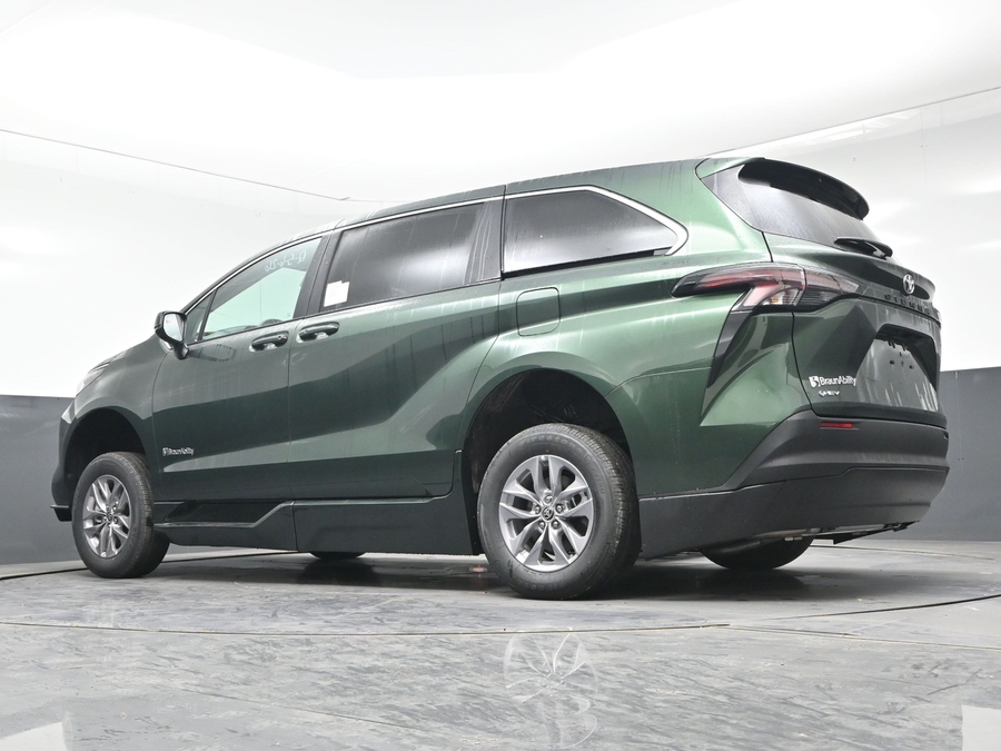 New 2026 Toyota Sienna Hybrid LE - BraunAbility Side Entry Fold Out Automatic Ramp
