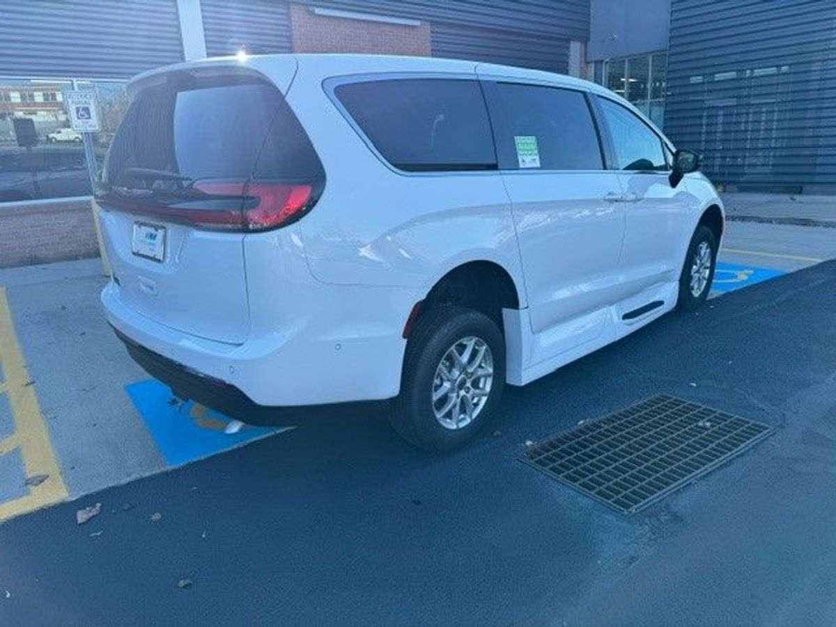 White Chrysler Pacifica image number 5