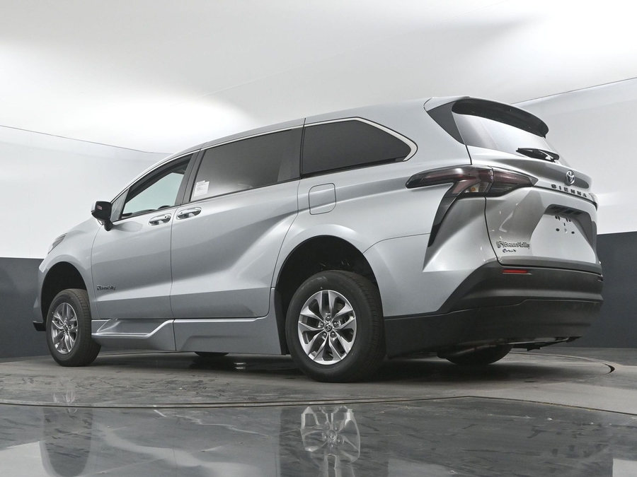 New 2025 Toyota Sienna Hybrid LE - BraunAbility Side Entry Entry Fold Out Automatic Ramp
