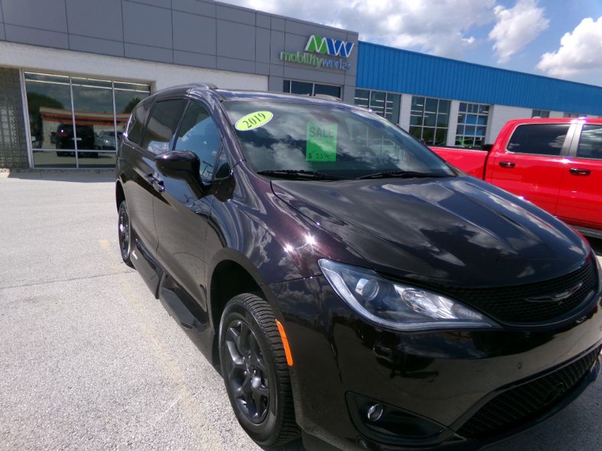 2019 CHRYSLER PACIFICA - Image 2