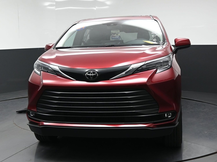 New 2026 Toyota Sienna Hybrid XLE Base - BraunAbility Side Entry In Floor Automatic Ramp